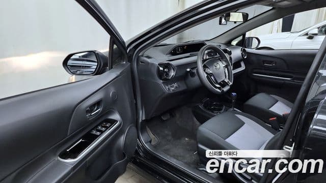 Toyota 프리우스 C 1.5 кроссовер, 2020 10