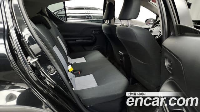 Toyota 프리우스 C 1.5 кроссовер, 2020 12