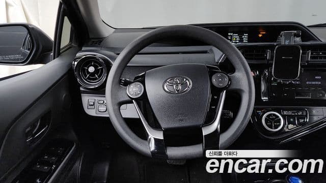 Toyota 프리우스 C 1.5 кроссовер, 2020 13