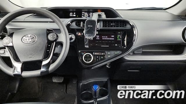 Toyota 프리우스 C 1.5 кроссовер, 2020 14