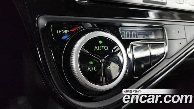 Toyota 프리우스 C 1.5 кроссовер, 2020 16