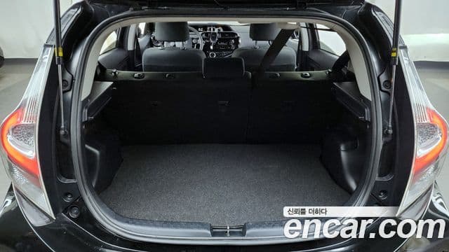 Toyota 프리우스 C 1.5 кроссовер, 2020 20