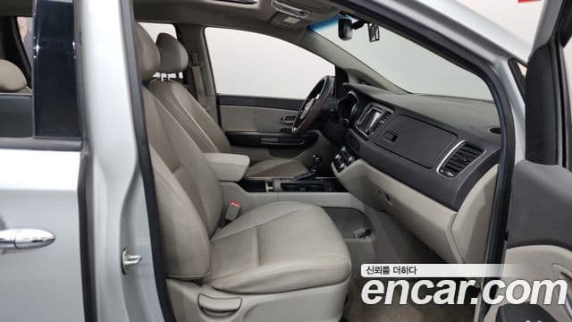 Kia All New Carnival Luxury, 2015 11