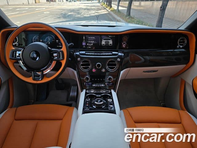 Rolls-Royce Cullinan 6.7 V12 чёрный эмблема, badge, 2025 7