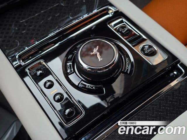 Rolls-Royce Cullinan 6.7 V12 чёрный эмблема, badge, 2025 9