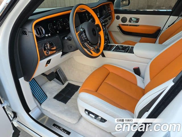 Rolls-Royce Cullinan 6.7 V12 чёрный эмблема, badge, 2025 10