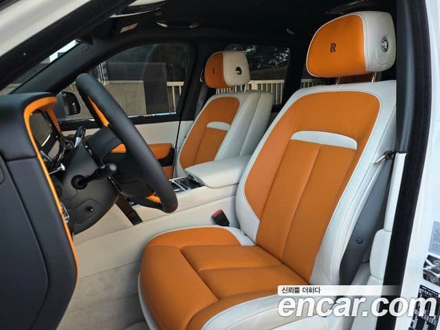 Rolls-Royce Cullinan 6.7 V12 чёрный эмблема, badge, 2025 11