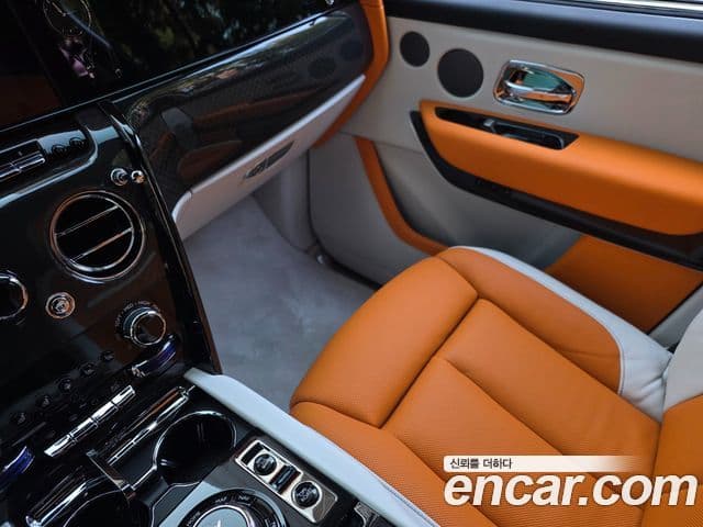 Rolls-Royce Cullinan 6.7 V12 чёрный эмблема, badge, 2025 12