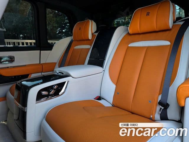 Rolls-Royce Cullinan 6.7 V12 чёрный эмблема, badge, 2025 13