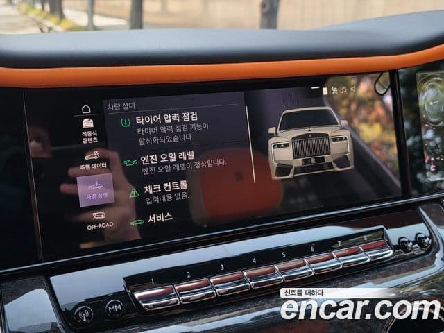 Rolls-Royce Cullinan 6.7 V12 чёрный эмблема, badge, 2025 14