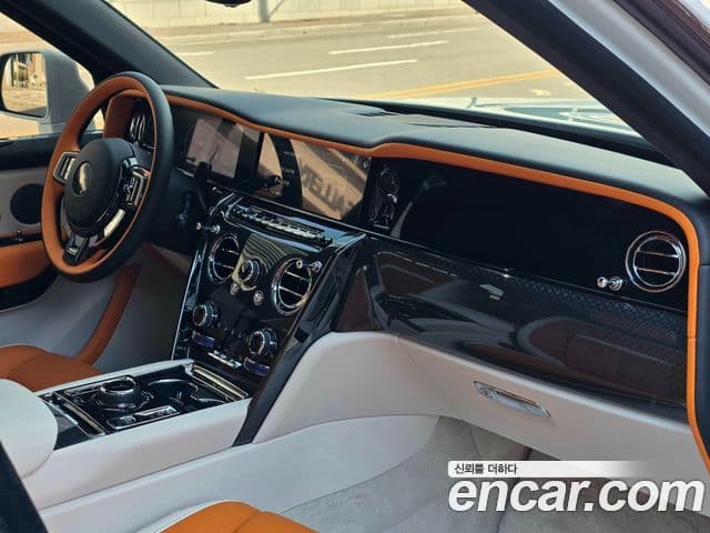 Rolls-Royce Cullinan 6.7 V12 чёрный эмблема, badge, 2025 17