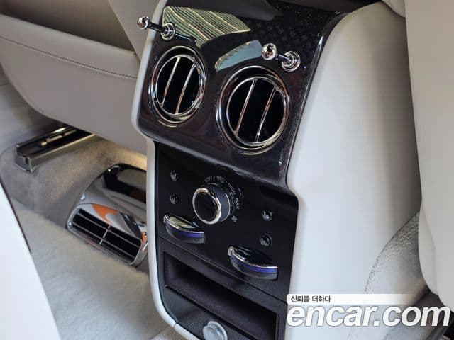 Rolls-Royce Cullinan 6.7 V12 чёрный эмблема, badge, 2025 19