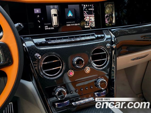 Rolls-Royce Cullinan 6.7 V12 чёрный эмблема, badge, 2025 20