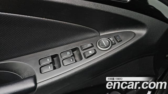 Hyundai YF Sonata чёрный, 2011 16