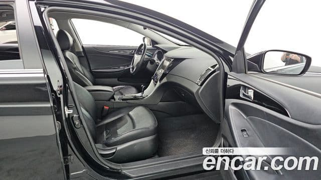 Hyundai YF Sonata чёрный, 2011 18