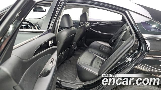 Hyundai YF Sonata чёрный, 2011 19