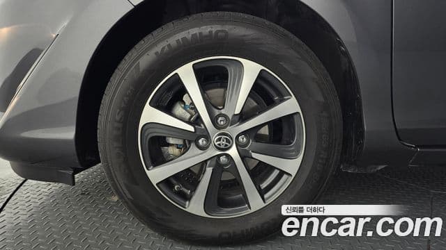 Toyota 프리우스 C, 2019 все фото