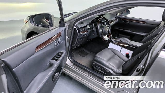 Lexus New ES300h XV60, 2017 11