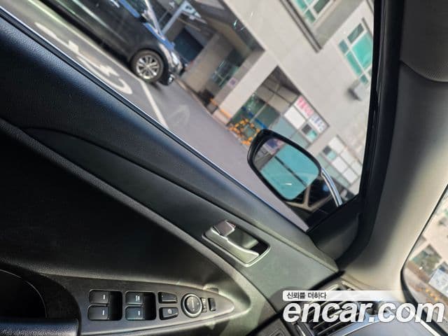 Hyundai YF Sonata LPI Deluxe, 2011 1