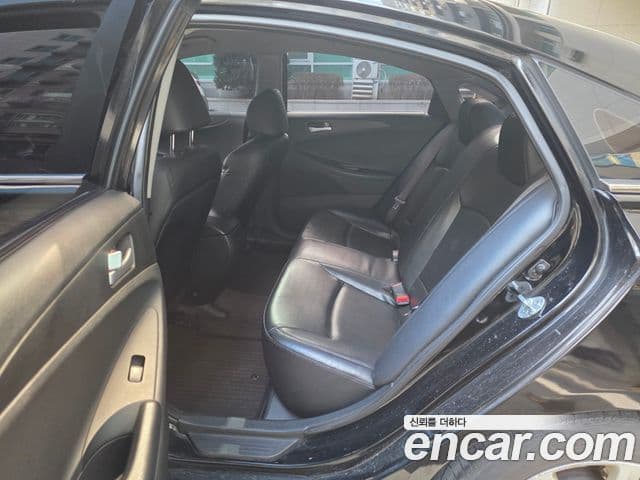 Hyundai YF Sonata LPI Deluxe, 2011 4