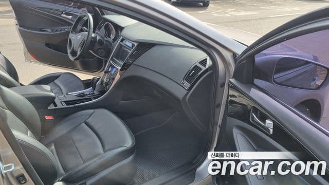 Hyundai YF Sonata чёрный, 2011 10