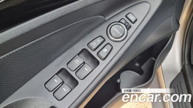 Hyundai YF Sonata чёрный, 2011 15