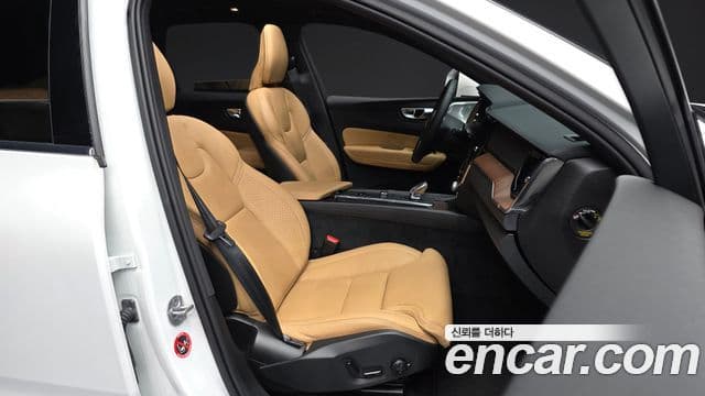 Volvo XC60 2세대 T8 Ultra Bright, 2025 11