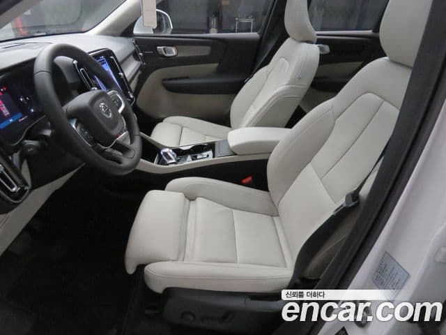 Volvo XC40 B4 Ultra Bright, 2025 8