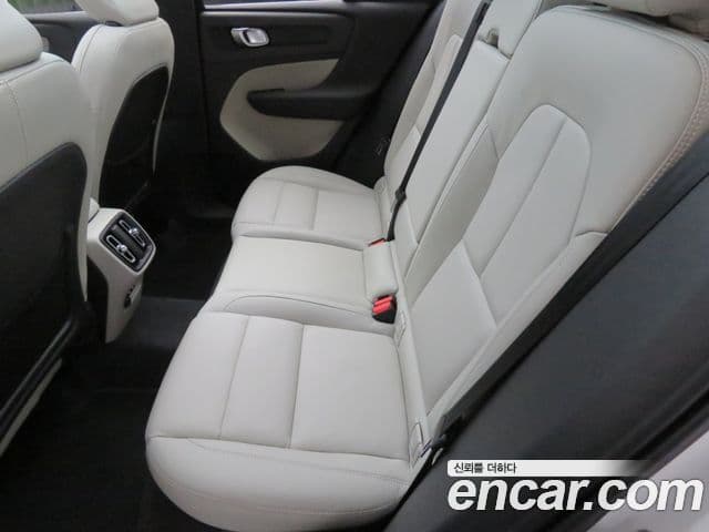 Volvo XC40 B4 Ultra Bright, 2025 9