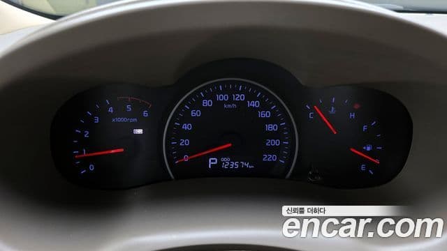 Kia Carnival R Premium, 2013 8