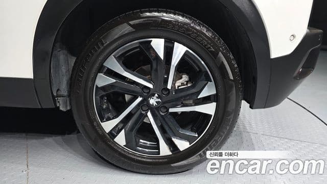 Peugeot e-2008 2세대 EV GT, 2022 все фото