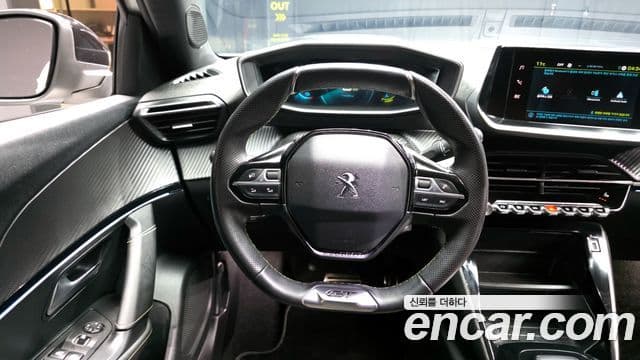 Peugeot e-2008 2세대 EV GT, 2022 13