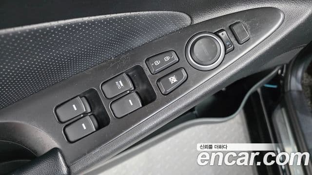 Hyundai YF Sonata LPI Premier(для людей с инвалидностью), 2012 12