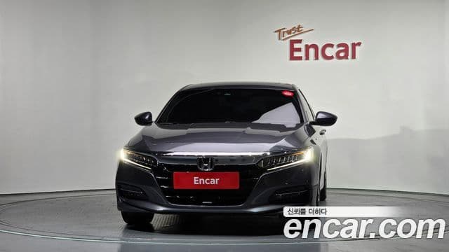 Honda Accord 10세대 2.0 гибрид Туринг (Touring), 2019 3