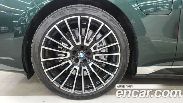 BMW 7시리즈 (G70) 750e xDrive M Sport, 2025 все фото