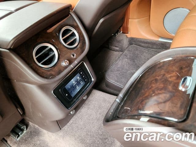 Bentley Bentayga, 2017 12