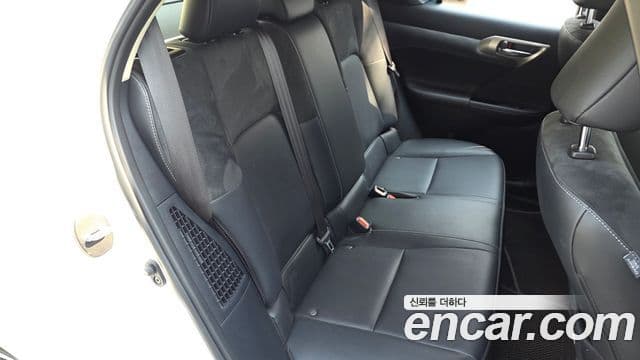 Lexus CT200h ZWA10, 2019 12