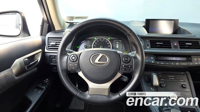 Lexus CT200h ZWA10, 2019 13