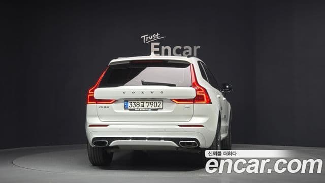 Volvo XC60 2세대 T8 R-Design, 2021 4