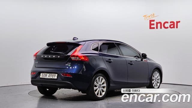 Volvo V40 2세대, 2015 2