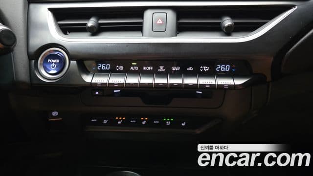 Lexus UX250h, 2019 16