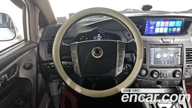 KG모빌리티(SsangYong) Korando 투리스모 4WD 11인승 Adventure 60th Edition, 2015 13