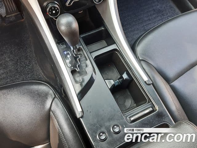 Hyundai YF Sonata Luxury, 2010 10