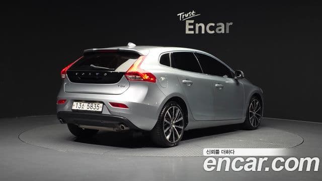 Volvo V40 2세대, 2018 2