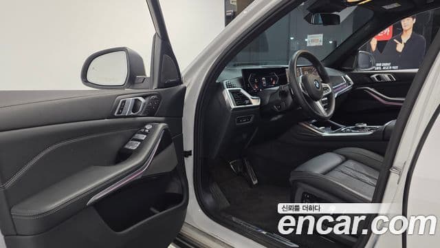 BMW X7 (G07) xDrive 40i M Sport 6인승, 2025 10