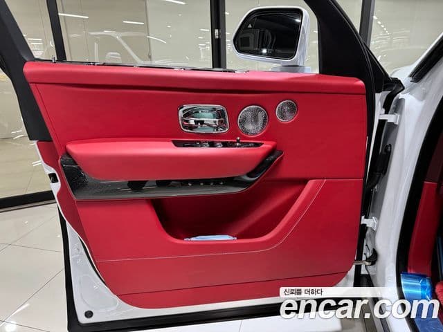 Rolls-Royce Cullinan 6.7 V12 чёрный эмблема, badge, 2023 11