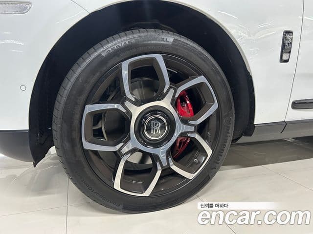 Rolls-Royce Cullinan 6.7 V12 чёрный эмблема, badge, 2023 16