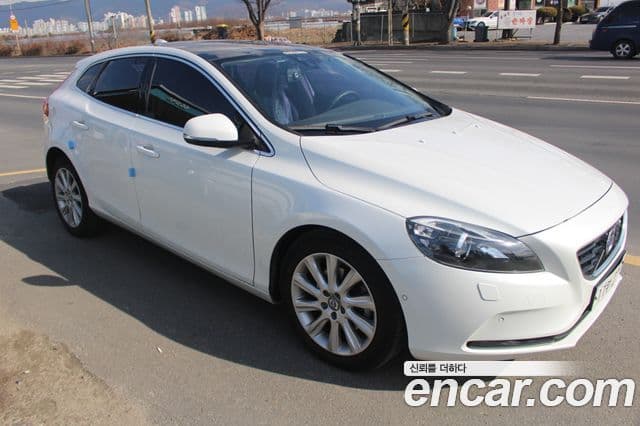 Volvo V40 2세대, 2015 2