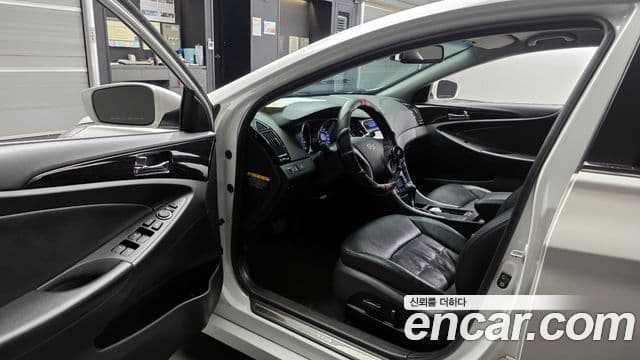 Hyundai YF Sonata Premier, 2011 10