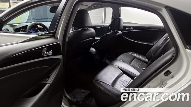 Hyundai YF Sonata Premier, 2011 11